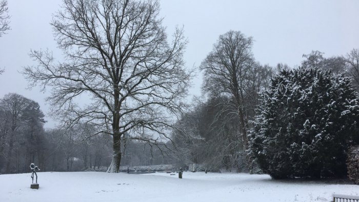 beeldentuin Beerschoten in de sneeuw