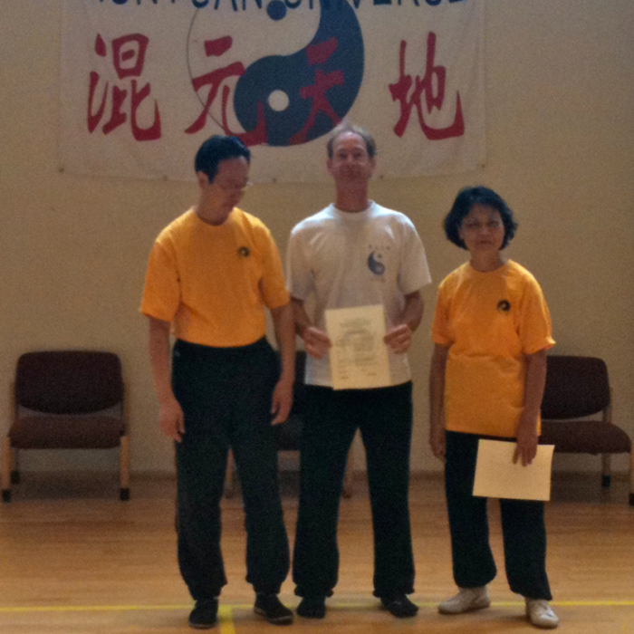 drie mensen staand met diploma