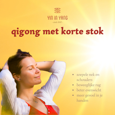 vrouw die ontspannen achterover leunt