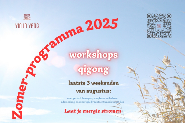 lichtblauwe lucht met wuivende grashalmen